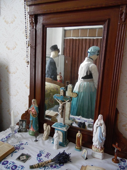 Tükrös komód porcelánfigurákkal és szárított levendulával.