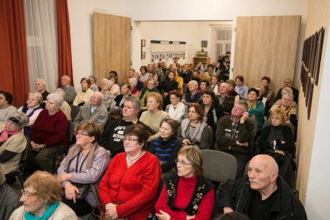 Voller Saal mit sitzendem Publikum bei der Buchvorstellung.