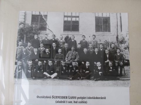Régi osztályfotó Schneider Lajosról polgári iskolás korából, üveg alatt.