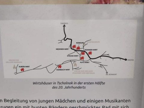 Kiállítási tabló térképpel a 20. század első felének csolnoki vendéglőiről.